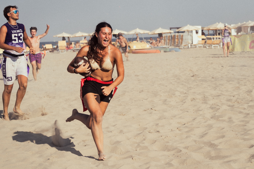 Azione di beach flag football durante Chiefs a la Playa