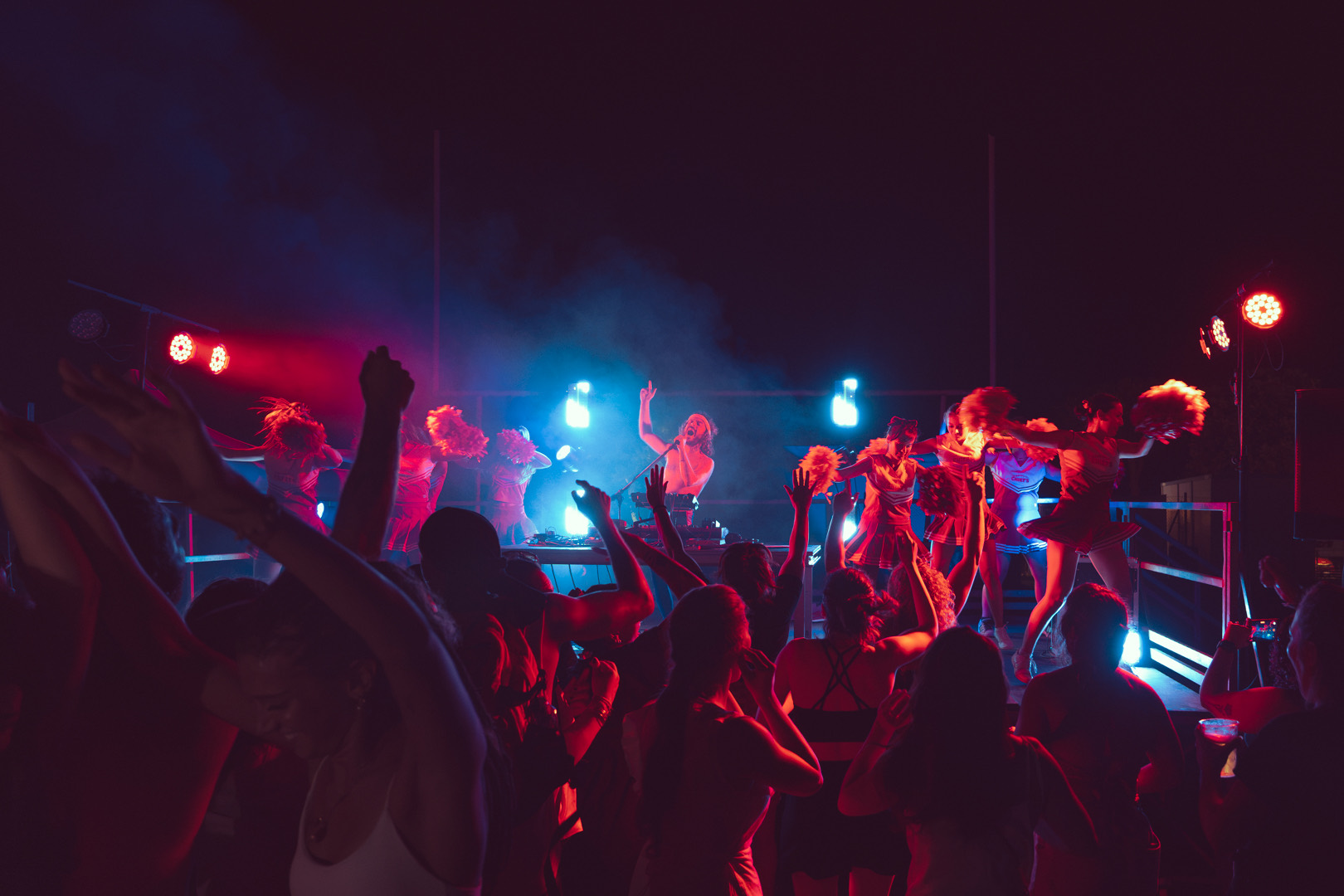 Pubblico, musica e cheerleaders durante un evento dei Chiefs Ravenna