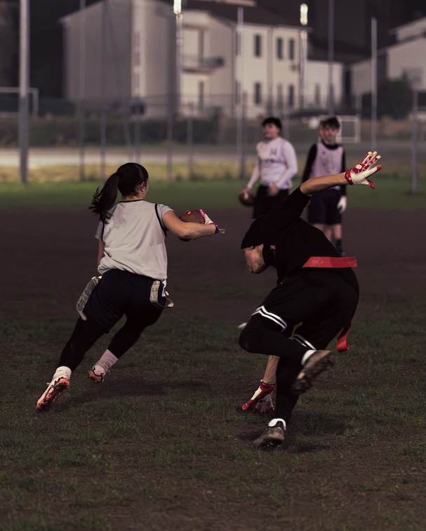 Due giovani atleti durante un allenamento di flag football